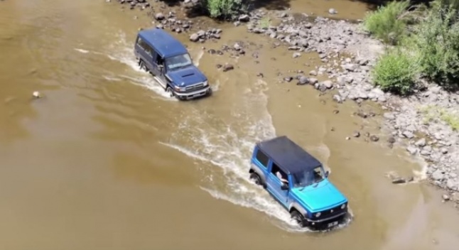 ახალი Suzuki Jimny-სა და ლეგენდარული Toyota Land Cruiser Troop Carrier-ის შეჯიბრი ოფროუდზე [ვიდეო]